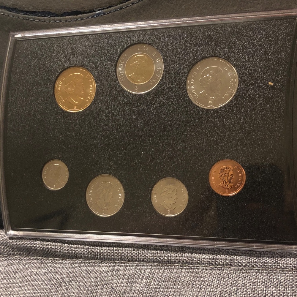 Royal Canadian Mint Burgundy Presentation Folder - Picture 4 of 4